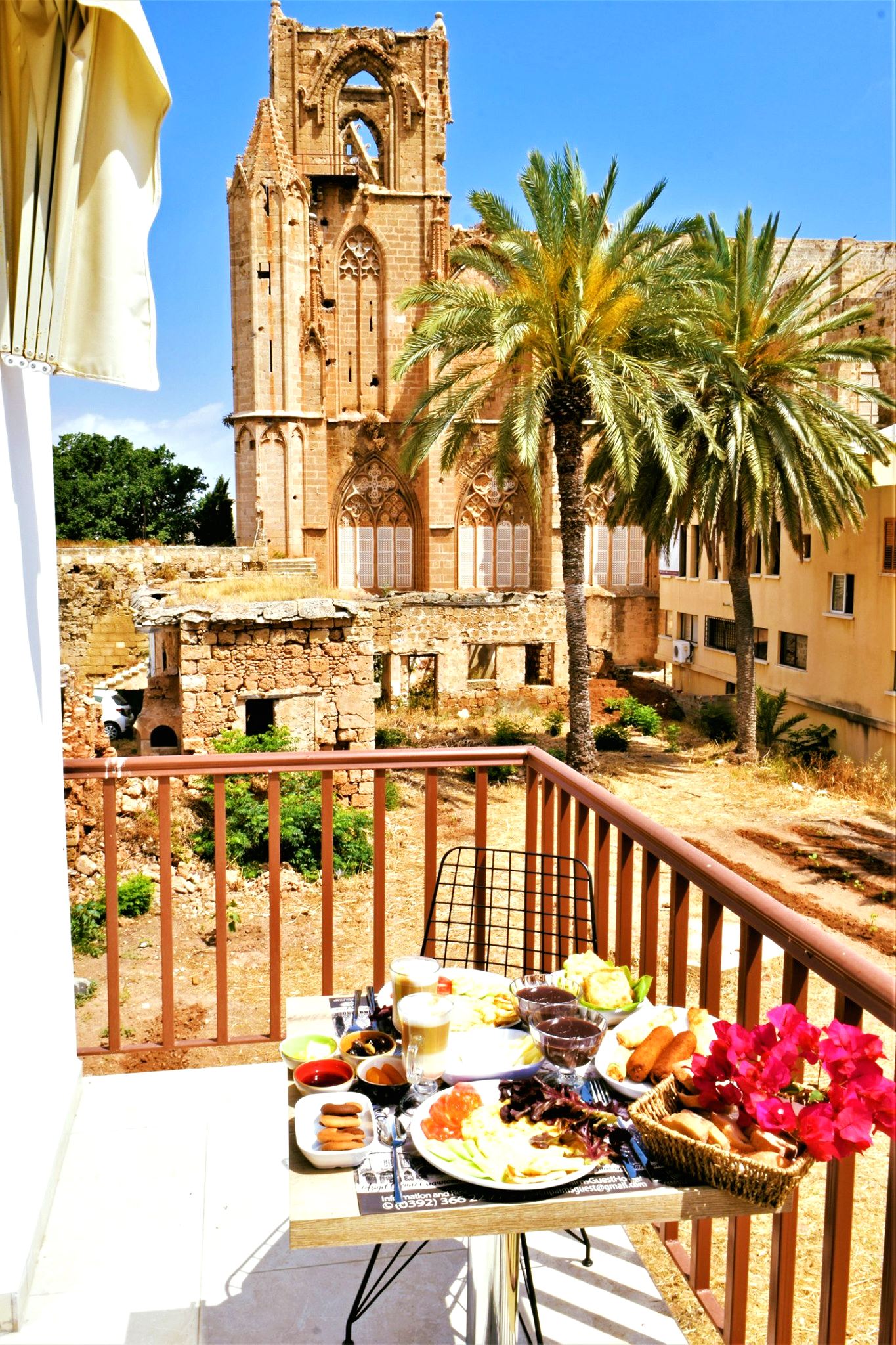 Golden Palms Guest House   Cafe